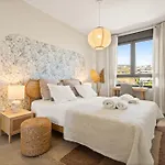 900m From The In With A Pool דירה *