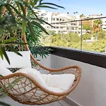 900m From The In With A Pool דירה